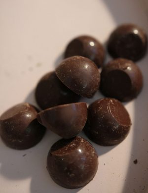 Pralines amandes noisettes chocolat lait 55 de Madagascar 1
